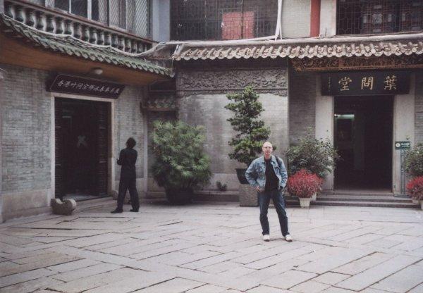 2009 Fatshan Sifu Stauner am Eingang Yip Man Museum